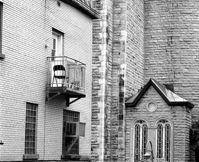 la chaise du mini balcon face à l'église